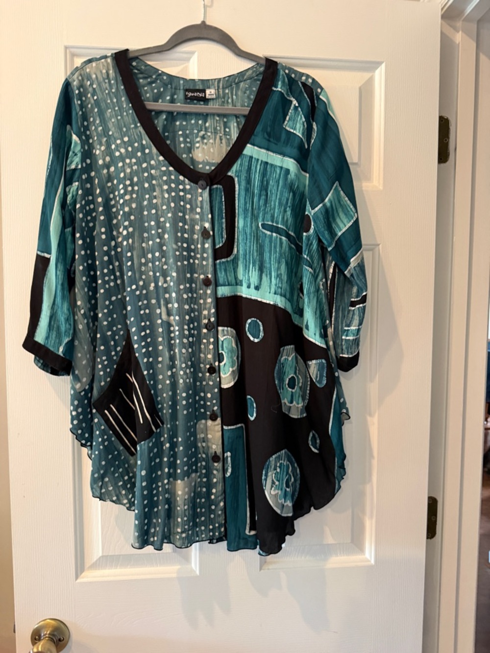 Iguana 
Abstract Teal Button-Front Women’s Shirt with Mixed Print